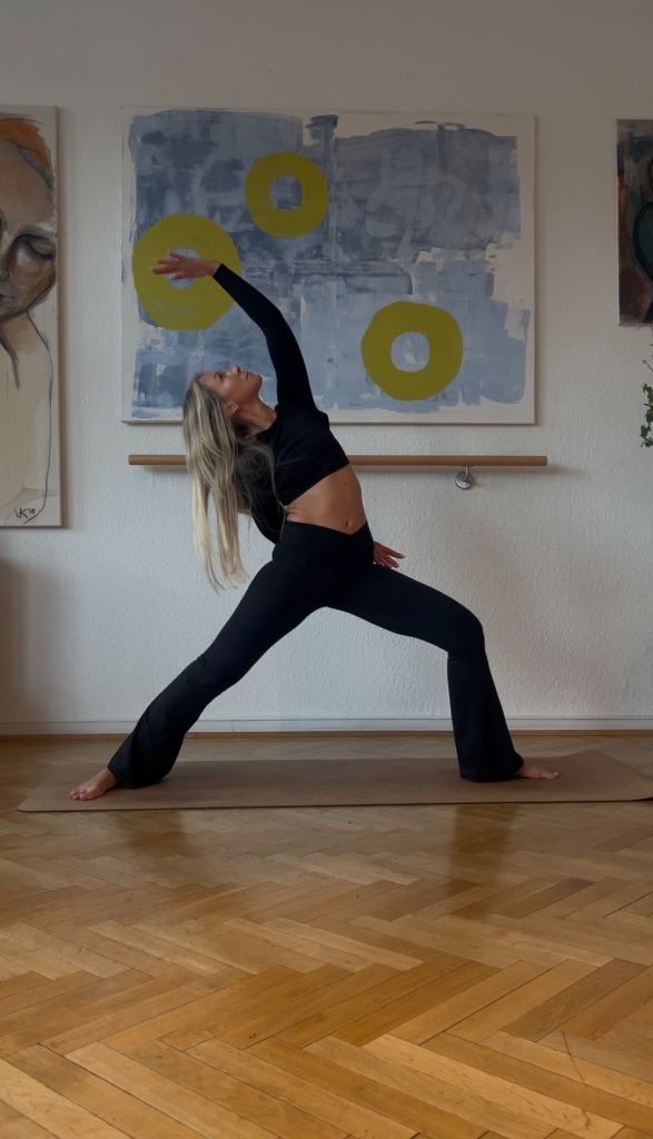 Yoga-Lehrerin Emi in warmem Licht